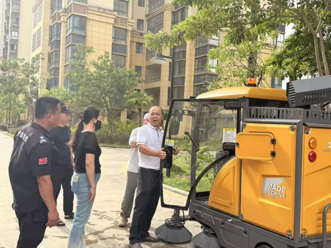 “新同事”來了！智能掃地車正式“入職”南新